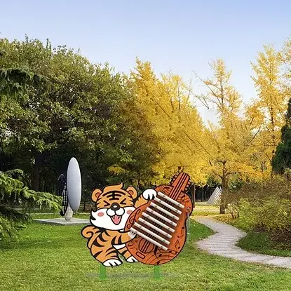 ابزار کوبه ای شکل حیوانات در فضای باز